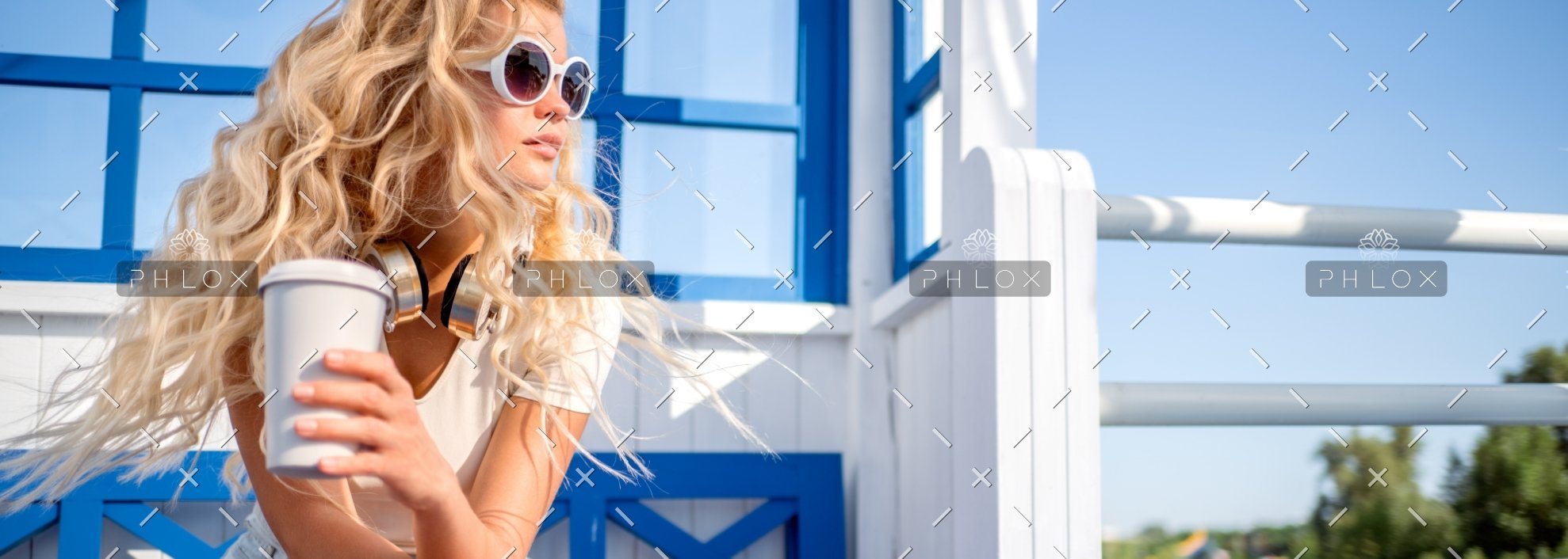 waiting-for-a-taxi-PJ3UG67@2x.jpg